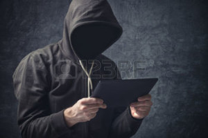 37664182-faceless-sconosciuto-uomo-anonimo-irriconoscibile-con-tavoletta-digitale-browsing-internet-computer